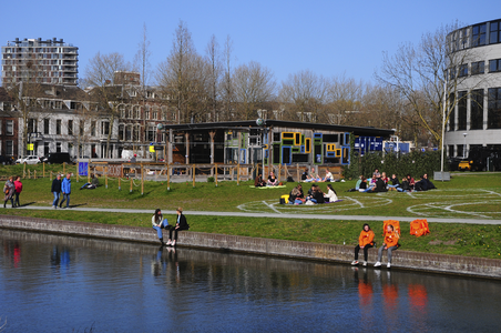 900243 Gezicht op het café Roost aan de Singel op het Paardenveld te Utrecht, met op het gras de aanduidingen voor het ...